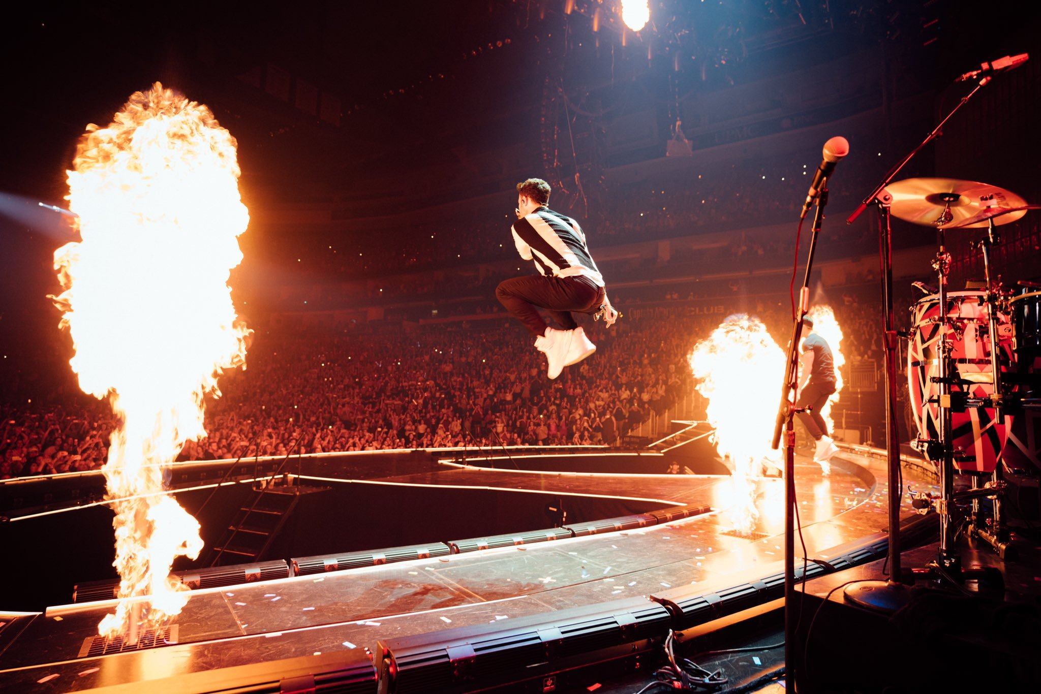 KevinJonas_FlameJump
